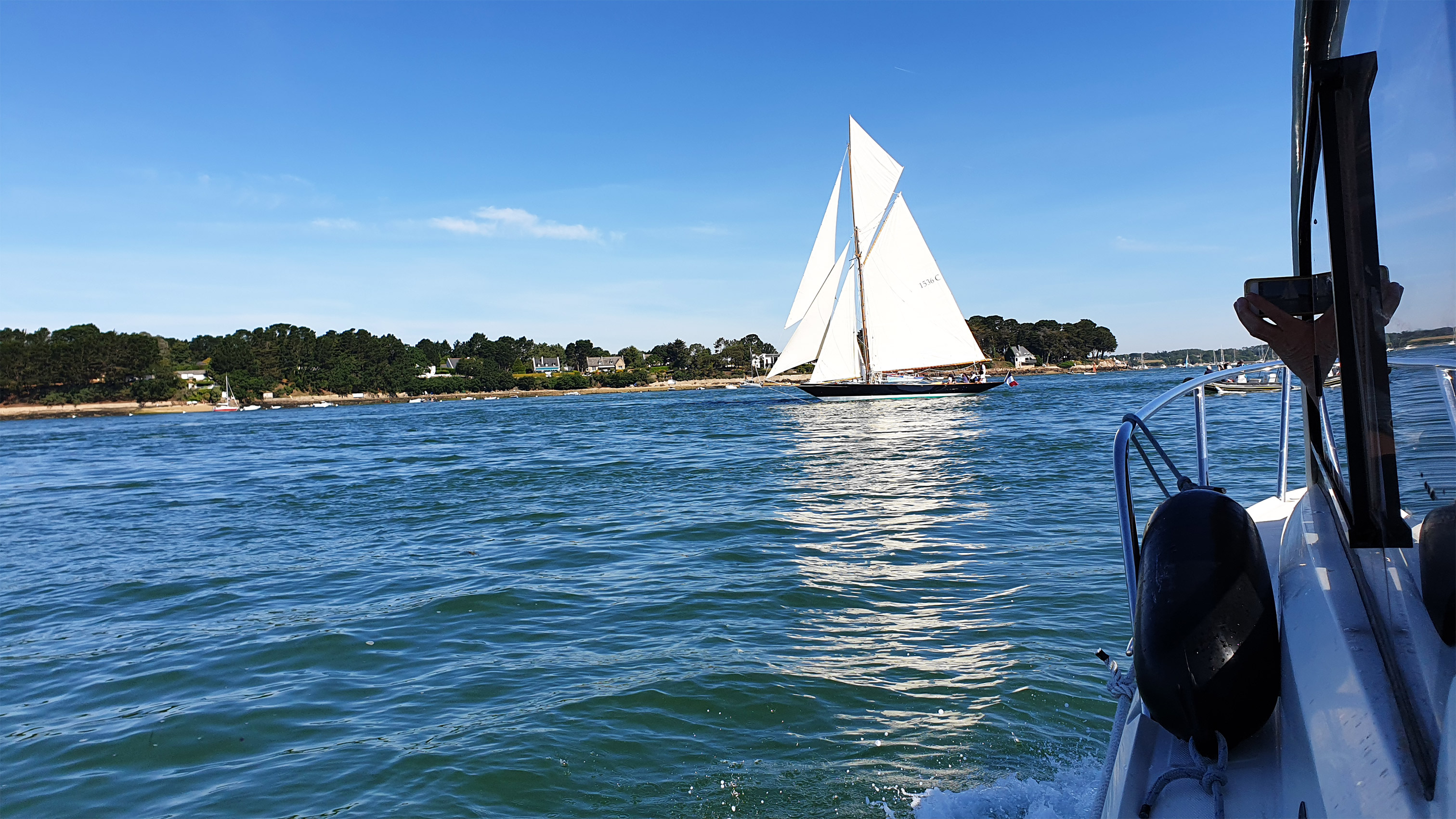 La vedette d'Iles et rivages pour une croisière premium dans le Golfe du Morbihan Croisière premium Golfe du Morbihan la vedeete d'Iles et rivages